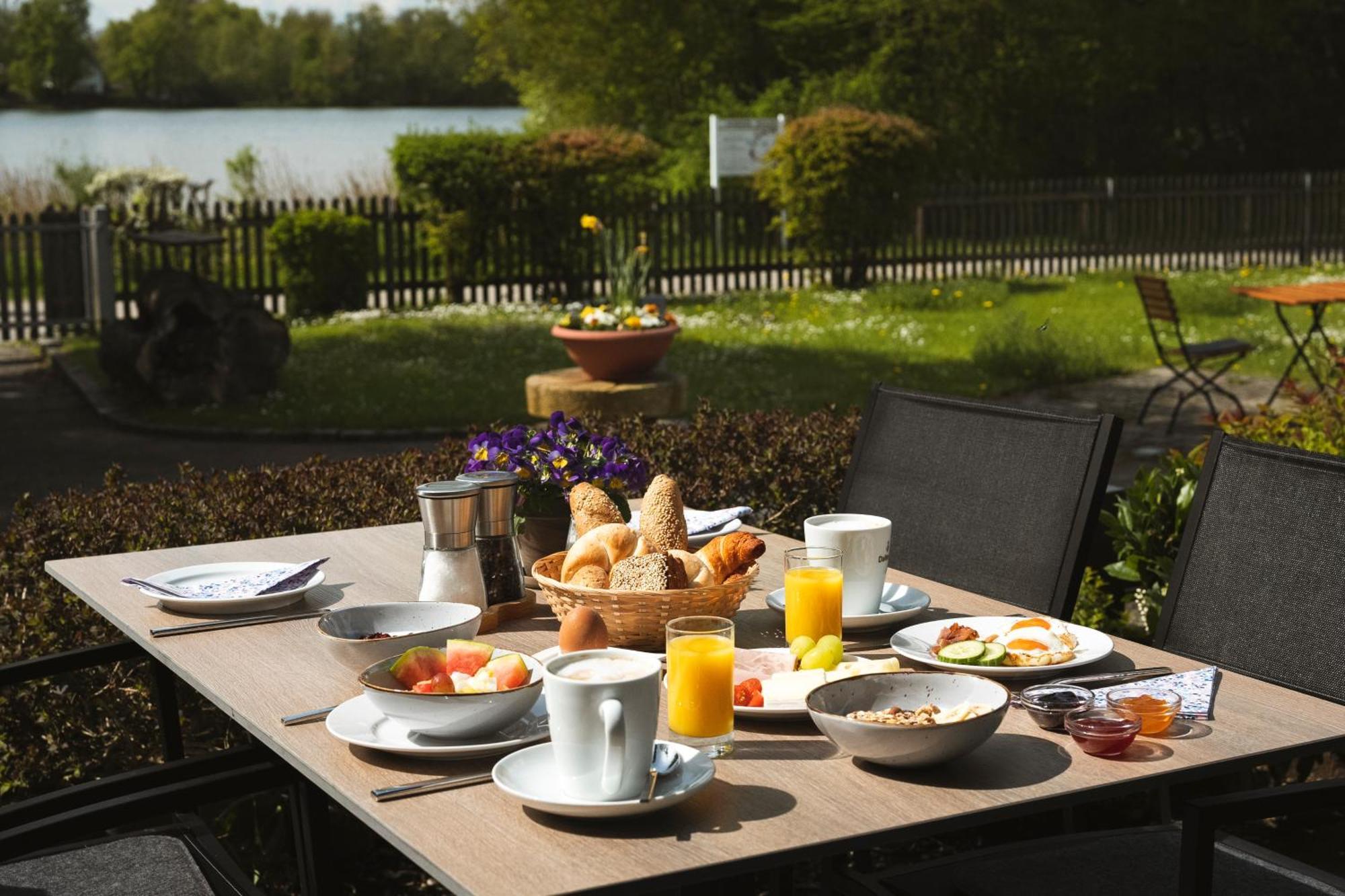 Sopherl Am See - Fruehstueck Auf Der Seeterrasse, Sehr Ruhig Und Wunderschoen Am See, 3 Minuten Nach Oberpfaffenhofen, Viele Radtouren, Restaurants & Cafes In Der Umgebung Weßling エクステリア 写真